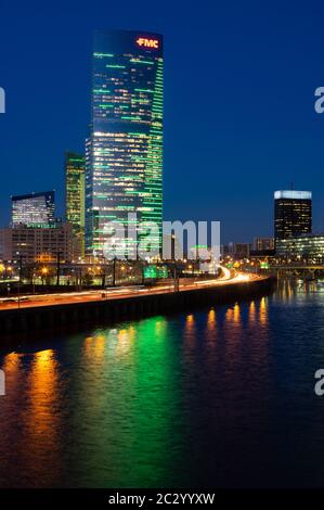 Città di Philadelphia con fiume e verde aquile di Philadelphia luci sugli edifici di notte, 2018, Pennsylvania, Stati Uniti Foto Stock