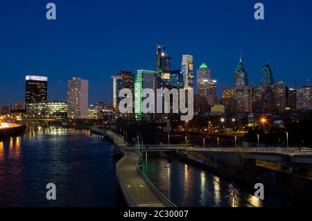 Città di Philadelphia con fiume e verde aquile di Philadelphia luci sugli edifici di notte, 2018, Pennsylvania, Stati Uniti Foto Stock