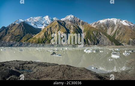 Blocchi di ghiaccio che nuotano nel Lago Hooker, Aoraki, il Parco Nazionale di Mt Cook, Twizel, Canterbury, Nuova Zelanda Foto Stock