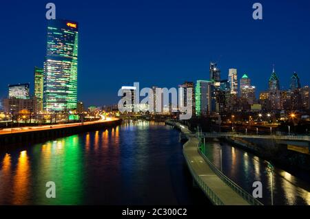 Città di Philadelphia con fiume e verde aquile di Philadelphia luci sugli edifici di notte, 2018, Pennsylvania, Stati Uniti Foto Stock