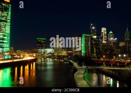 Città di Philadelphia con fiume e verde aquile di Philadelphia luci sugli edifici di notte, 2018, Pennsylvania, Stati Uniti Foto Stock