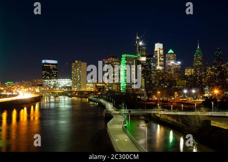 Città di Philadelphia con fiume e verde aquile di Philadelphia luci sugli edifici di notte, 2018, Pennsylvania, Stati Uniti Foto Stock