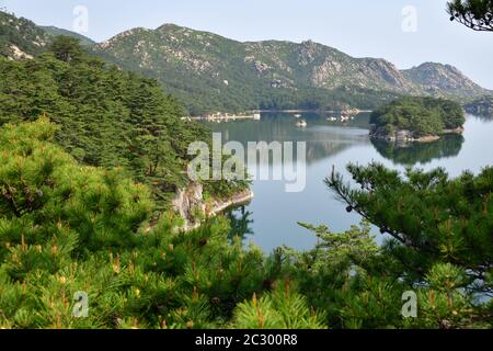 Incredibile scenario del lago Samilpo. Meravigliosi riflessi e isola di smal. È uno dei monumenti naturali designati della Corea del Nord Foto Stock
