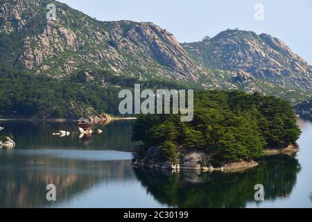 Incredibile scenario del lago Samilpo. Meravigliosi riflessi e isola di smal. È uno dei monumenti naturali designati della Corea del Nord Foto Stock
