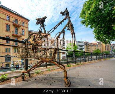 Rifiuti arrugginiti presso il Fischerinsel di Berlino Mitte, Berlino, Germania Foto Stock