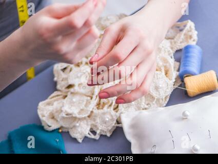 Donna sarto lavorando su un abbigliamento cucitura Cucitura fa di misurazione Foto Stock