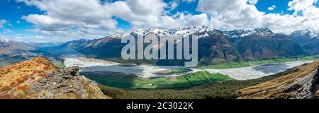 Escursioni sulla cima del Monte Alfred, viste del Lago Wakatipu e del Fiume Dart con paesaggi montani, Glenorchy vicino Queenstown, Alpi meridionali, Otago Foto Stock