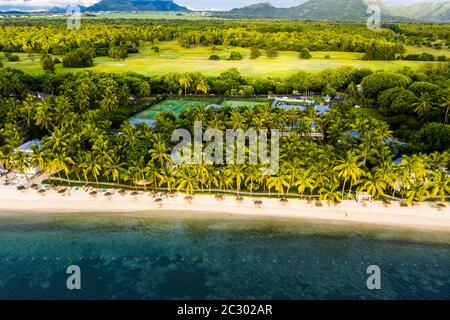 Vista aerea, la spiaggia di Flic en Flac con hotel di lusso e palme, Mauritius, Africa Foto Stock