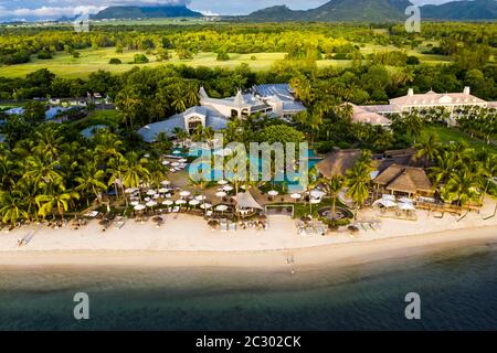 Vista aerea, la spiaggia di Flic en Flac con hotel di lusso e palme, Mauritius, Africa Foto Stock