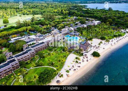 Vista aerea, spiaggia di fronte al lussuoso hotel Sofitel Mauritius l'Imperial Resort & Spa, Flic en Flac, Mauritius Foto Stock