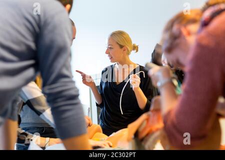 Medico esperto istruttore che mostra il metodo di intubazione del paziente su formazione e workshop di educazione medica. Partecipanti che lavorano in team lea Foto Stock