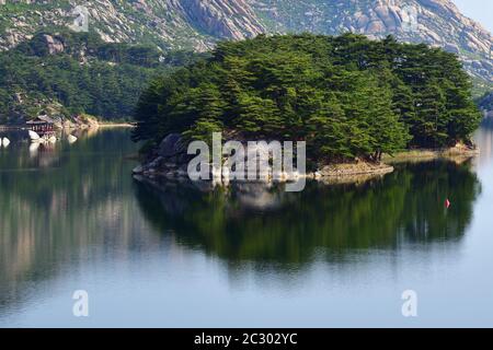 Incredibile scenario del lago Samilpo. Meravigliosi riflessi e isola di smal. È uno dei monumenti naturali designati della Corea del Nord Foto Stock