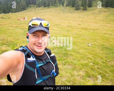 selfie da un corridore che è stato trailrunning nelle montagne della carinzia Foto Stock