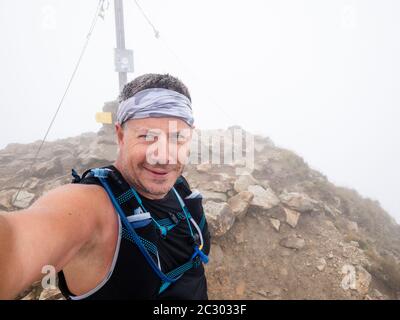 selfie da un corridore che è stato trailrunning nelle montagne della carinzia Foto Stock