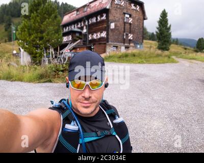 selfie da un corridore che è stato trailrunning nelle montagne della carinzia Foto Stock