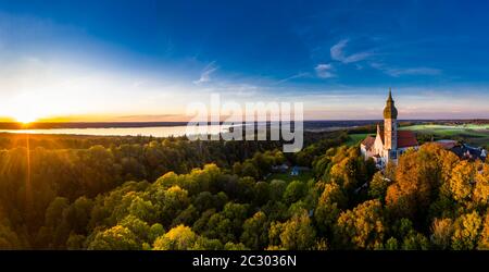 Kloster Andechs, vista aerea al tramonto, Lago Ammer, Fuenfseenland, Pfaffenwinkel, alta Baviera, Baviera, Germania Foto Stock