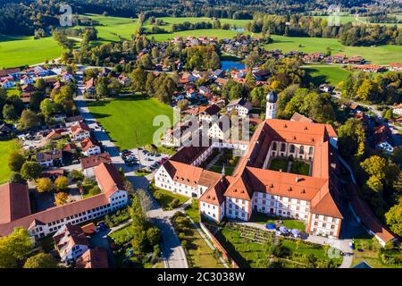 Vista aerea Convento Salesiano o Convento di Beuerberg, Eurasburg, Toelzer Land, alta Baviera, Baviera, Germania Foto Stock