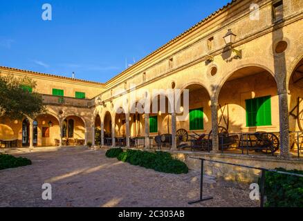 Arco nel monastero di Santuari de nostra Senyora de cura, Puig de Randa, regione Pla di Maiorca, Maiorca, Isole Baleari, Spagna Foto Stock