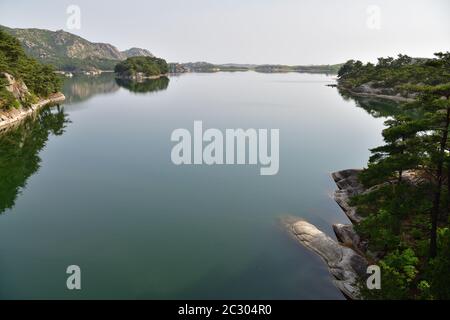Incredibile scenario del lago Samilpo. Meravigliosi riflessi e isola di smal. È uno dei monumenti naturali designati della Corea del Nord Foto Stock