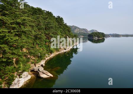 Incredibile scenario del lago Samilpo. Riflessi meravigliosi e isola di smal sullo sfondo. È uno dei monumenti naturali designati della Corea del Nord Foto Stock