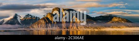 Paesaggio con montagne sulla riva del mare, Golfo di Buchan, Baffin Island, Nunavut, Canada del Nord Foto Stock