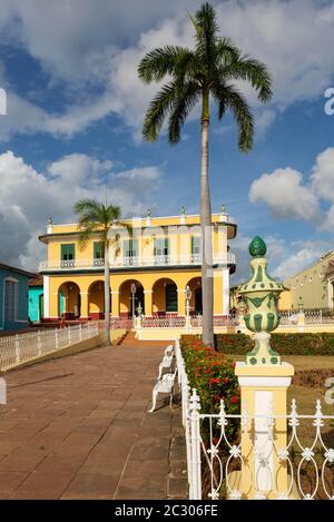 Plaza Mayor con il Museo Romantico, Trinidad, Cuba Foto Stock