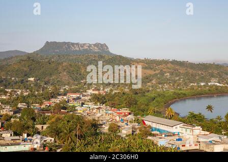 Vista della periferia di Baracoa e la montagna El Yunque, Baracoa, Cuba Foto Stock