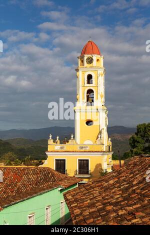 Il campanile del Museo de la Lucha Contra Bandidos nel centro storico coloniale, Trinidad, Cuba Foto Stock