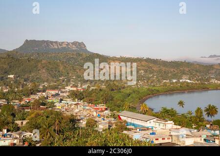 Vista della periferia di Baracoa e la montagna El Yunque, Baracoa, Cuba Foto Stock