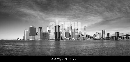 Vista dal molo 1 sul fiume East fino allo skyline di Lower Manhattan con il ponte di Brooklyn, Dumbo, il centro di Brooklyn, Brooklyn, New York Foto Stock