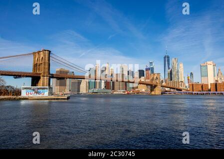 Vista da Main Street Park sul fiume East fino allo skyline di Lower Manhattan con il ponte di Brooklyn, Dumbo, il centro di Brooklyn, Brooklyn, New York