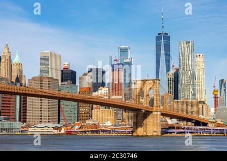 Vista da Main Street Park sul fiume East fino allo skyline di Lower Manhattan con il ponte di Brooklyn, Dumbo, il centro di Brooklyn, Brooklyn, New York