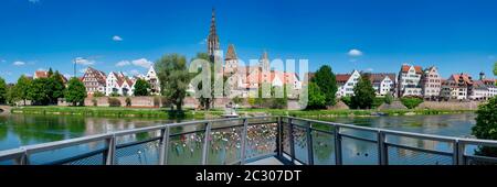 Panorama sul Danubio fino a Ulm con la cattedrale di Ulm e la torre di Butcher, Baden-Wuerttemberg, Germania Foto Stock