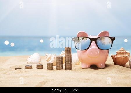 Piggy Bank Rosa Vicino A Pile Di Moneta In Crescita Foto Stock