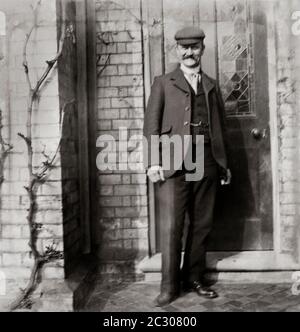 Ritratti della famiglia elisabettiana ed edoardiana inglese che mostrano la svolta dell'abbigliamento e dell'ambiente del XIX secolo circa 1900 Foto Stock