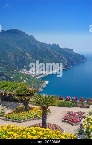 Spettacolare vista dall'alto da Villa Rufolo che si affaccia sul Golfo di Salerno e sul Mar Tirreno, sulla Costiera Amalfitana, Ravello, Italia Foto Stock