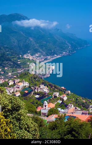 Spettacolare vista dall'alto da Villa Rufolo che si affaccia sul Golfo di Salerno e sul Mar Tirreno, sulla Costiera Amalfitana, Ravello, Italia Foto Stock