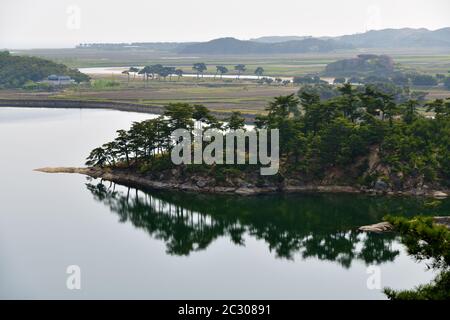 Incredibile scenario del lago Samilpo. Riflessioni meravigliose. IView dall'alto. È uno dei monumenti naturali designati della Corea del Nord Foto Stock