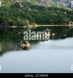Incredibile scenario del lago Samilpo. Meravigliosi riflessi e padiglione di smal. È uno dei monumenti naturali designati della Corea del Nord Foto Stock