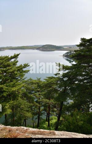 Incredibile scenario del lago Samilpo. Meravigliosi riflessi e isola di smal. È uno dei monumenti naturali designati della Corea del Nord Foto Stock
