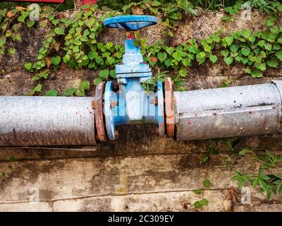 Grande valvola rotonda blu con tubi per chiudere l'acqua Foto Stock