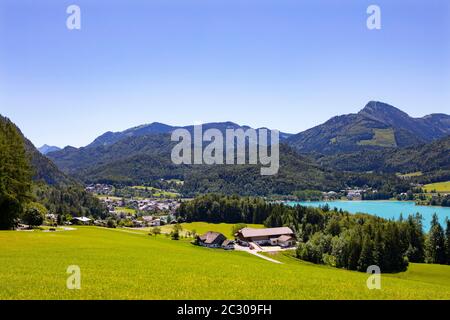 Vista panoramica di Fuschl am See e del Fuschlsee, Salzkammergut, Salisburgo, Austria Foto Stock