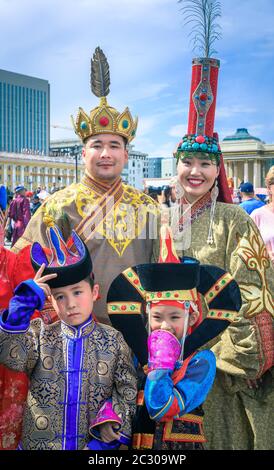 Famiglia mongolo in costumi tradizionali nel FESTIVAL DEL DEEL (abito nazionale), piazza Sukhbaatar, Ulaanbaatar capitale città, Mongolia Foto Stock