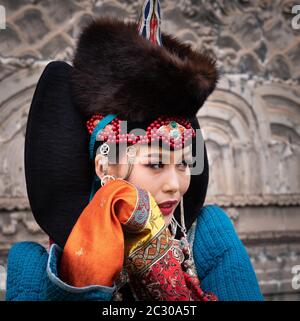 Mongolo ragazza in con costume nazionale, Ulaanbaatar città, Mongolia Foto Stock