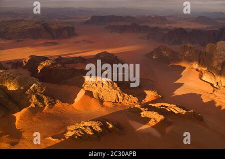 Deserto di Wadi Rum all'alba dall'aria, Giordania Foto Stock