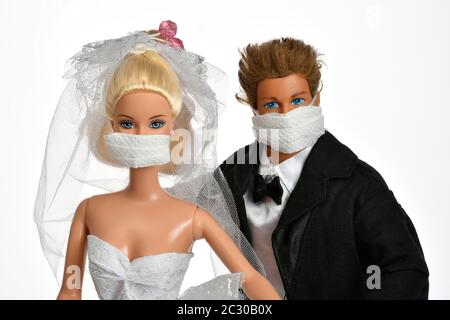 Immagine simbolo, matrimoni annullati, compagnia giocattolo Mattel in crisi, Barbie e Ken con maschere viso, crisi Corona, Germania Foto Stock