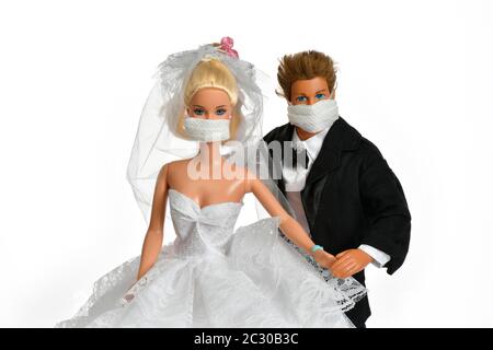 Immagine simbolo, matrimoni annullati, compagnia giocattolo Mattel in crisi, Barbie e Ken con maschere viso, crisi Corona, Germania Foto Stock