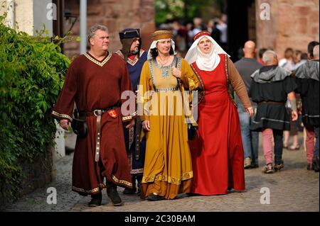 Persone in costumi medievali, festival storico della città, Kaiserpfalz, Barbarossaburg, Gelnhausen, Main-Kinzig-Kreis, Assia, Germania Foto Stock