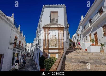 Pittoreschi vicoli nel villaggio di montagna bianca di Frigiliana, Frigiliana, Provincia di Malaga, Andalusia, Spagna Foto Stock