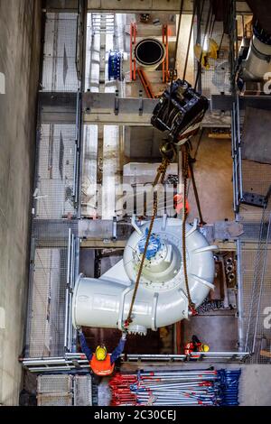 Installazione di pompe per acque reflue nella nuova stazione di pompaggio Oberhausen, nuova costruzione della fogna Emscher, conversione Emscher, Oberhausen, Ruhr Foto Stock